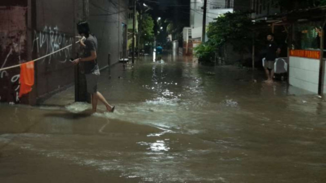 Banjir kembali landa Cipinang Melayu, Jakarta, pada Rabu, 28 April 2021.
