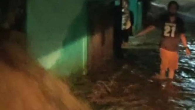 Longsor di Jalan Puncak Raya akibatkan banjir