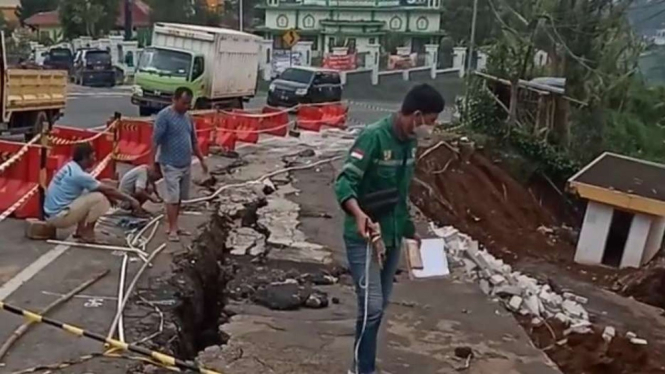 Kondisi lalu lintas di jalur Puncak, Ciloto, usai terjadi longsor.