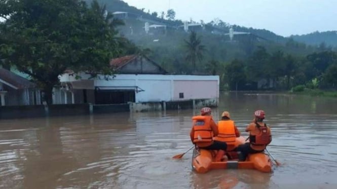 Rumah di dua desa di Kecamatan Mande, Kabupaten Cianjur, Jawa Barat, kebanjiran akibat luapan air sungai pada Kamis, 29 April 2021.