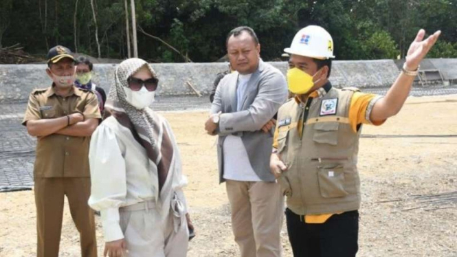 Sejumlah anggota DPRD Sulawesi Selatan tergabung dalam tim LKPj Gubernur Sulawesi Selatan meninjau lokasi proyek pembangunan bendungan Lelengrie di Kabupaten Bone, Rabu, 28 April 2021.