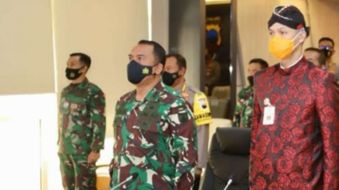 Panglima Kodam IV/Diponegoro Mayjen TNI Rudianto saat mengikuti rapat koordinasi lintas sektor untuk mengantisipasi arus mudik lebaran Idul Fitri di Jawa Tengah, Kamis, 29 April 2021.