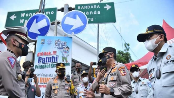 Kakorlantas Polri Irjen Pol Istiono mengecek titik penyekatan mudik di Jatim