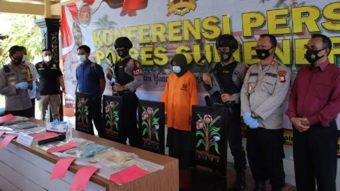 Polisi memperlihatkan wanita berinisial SL, tersangka pembunuh bocah berusia empat tahun, beserta beberapa barang bukti yang disita di Markas Polres Sumenep, Madura, Jawa Timur, Kamis, 29 April 2021.