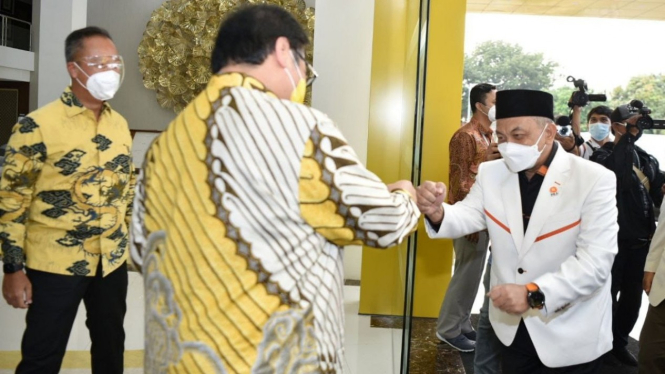 Ketum Golkar Airlangga Hartarto dan Presiden PKS Ahmad Syaikhu. Foto ilustrasi.