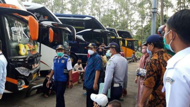 Dishub Kota Tangerang melakukan pengecekan pergerakan penumpang di terminal.