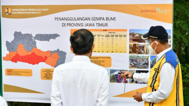 Presiden Jokowi saat meninjau lokasi terdampak gempa di Kabupaten Malang.