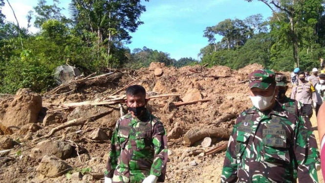 Proses pencarian dan evakuasi korban tanah longsor di Tapanuli Selatan.