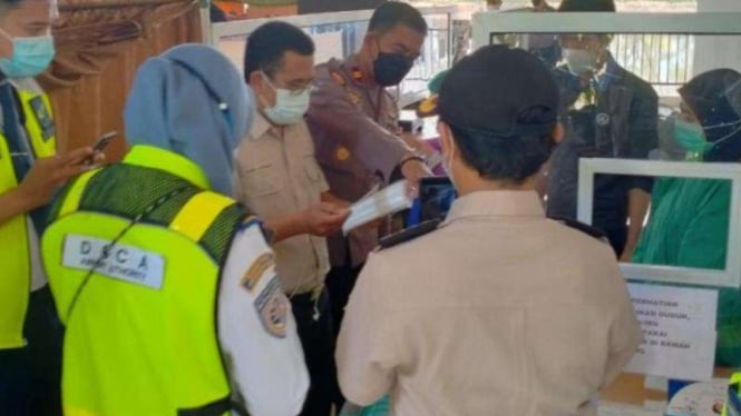 Petugas sidak di Bandara Internasionan Sultan Hasanuddin Makassar.