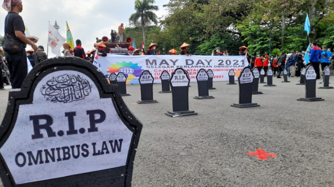Batu nisan bertuliskan RIP Omnibus Law dalam aksi hari buruh di kawasan Monas. Batu nisan bertuliskan RIP Omnibus Law dalam aksi hari buruh di kawasan Monas.