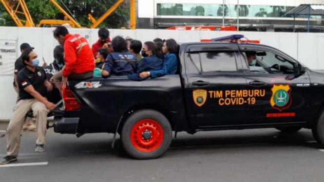 Polisi meringkus sejumlah orang dalam aksi demo buruh di Jakarta.