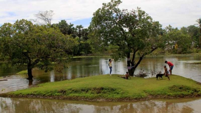 Pengunjung berswafoto di danau yang dinamai Danau Tuakdaun oleh warga di Kelurahan Batuplat, Kecamatan Alak, Kota Kupang, NTT, Sabtu, 1 Mei 2021, usai bencana siklon tropis seroja.