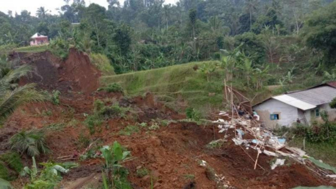 Lokasi bencana longsor di Kampung Awilega, Desa Ginanjar, Kecamatan Ciambar, Kabupaten Sukabumi, Jawa Barat, pada Sabtu, 1 Mei 2021, yang mengakibatkan tiga warga tertimbun seorang di antaranya meninggal dunia.