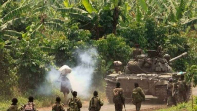 Pasukan dan tank pemerintah terlihat di wilayah timur kota Rumangabo, Republik Demokratik Kongo, Kamis, 26 Juli 2012, setelah pemberontak M23 dan pasukan pemerintah terlibat baku tembak.