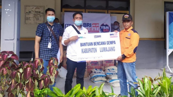 BRI Group menyerahkan bantuan kepada masyarakat terdampak gempa di Jawa Timur