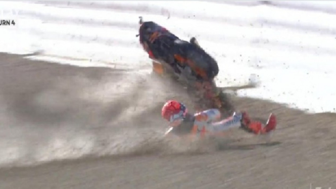 Marc Marquez alami kecelakaan di sesi pemanasan jelang balapan MotoGP Spanyol. 