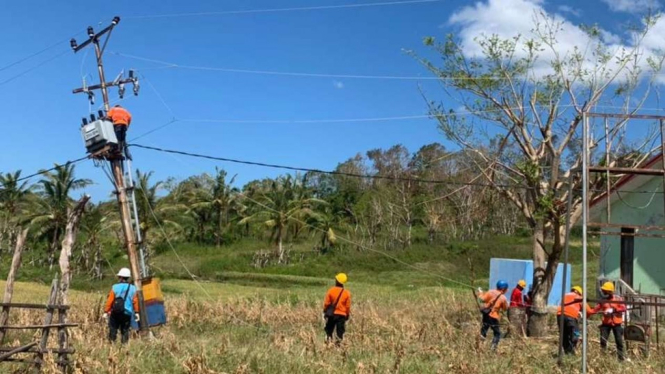Petugas PLN sedang perbaiki jaringan listrik di Pulau Sabu, NTT usai Badai.