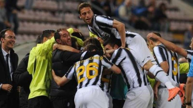 Pemain Juventus merayakan Scudetto 2011/12.