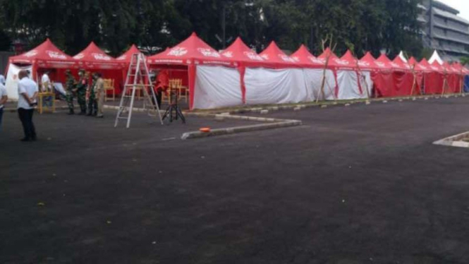 Petugas Satpol PP, TNI dan Polisi mendatangi lokasi konser di Cibis Park Pasar Minggu.