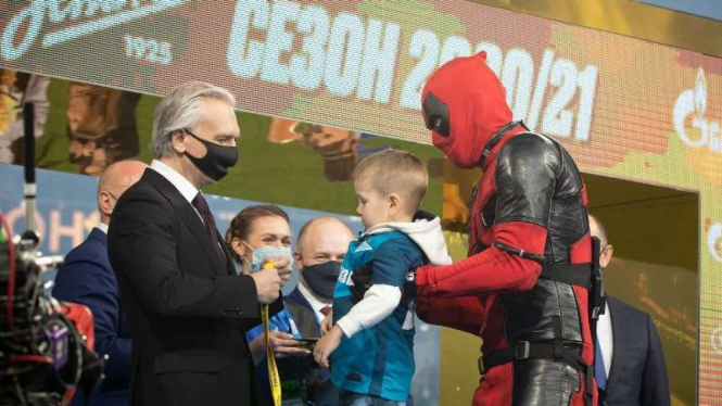Artem Dzyuba memakai kostum Deadpool
