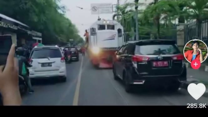 Tangkapan layar video mobil halangi laju kereta api