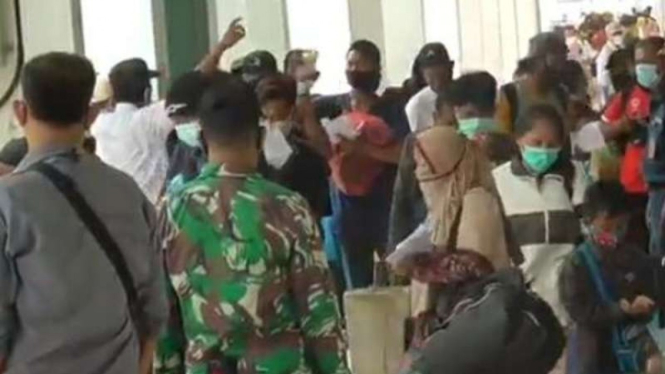 Sejumlah orang penumpang kapal Kelud yang ditengarai sebagai pemudik tiba di Pelabuhan Belawan, Kota Medan, Sumatera Utara, Senin, 3 Mei 2021.