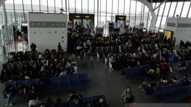 Kesibukan di terminal keberangkatan Bandar Udara Liangjiang, Guilin, China.