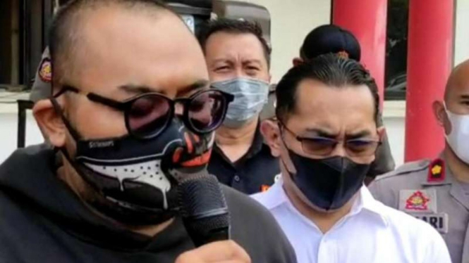 Putu Aribawa (kiri), pelaku video viral yang sebut orang bermasker goblok