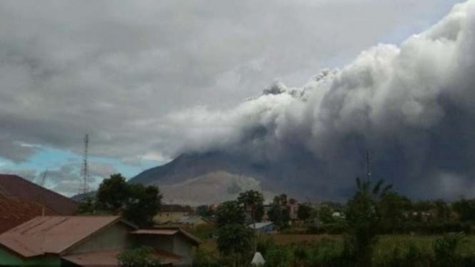 Gunung Sinabung  erupsi dan  meluncurkan awan panas.