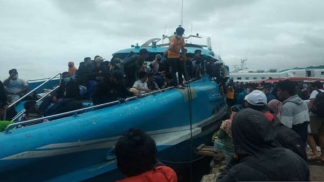 Calon penunpang kapal di Pelabuhan Nusantara, Kendari, yang akan berlayar dari Kota Kendari ke Raha, Kabupaten Muna, dan Kota Baubau, Sulawesi Tenggara, berlomba-lomba masuk ke kapal untuk bisa pulang kampung, Rabu, 5 Mei 2021.