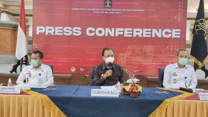 Gubernur Bali Wayan Koster didampingi Kepala Kantor Wilayah Kemenkumham Bali Jamaruli Manihuruk dalam konferensi pers di kantor Kemenkumham Bali, Denpasar, Rabu, 5 Mei 2021.