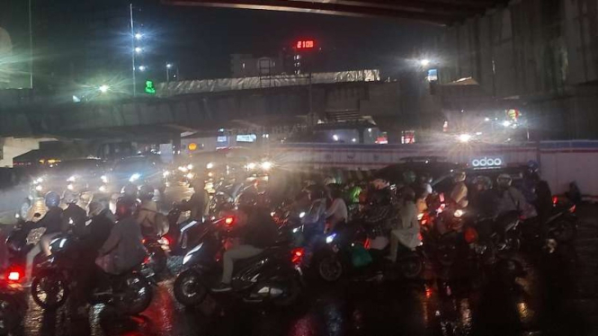 Arus lalu lintas di sejumlah jalan di Kota Bekasi, Jawa Barat, yang mengarah ke luar kota itu mulai dipenuhi para pengendara sepeda motor yang ditengarai sebagai pemudik pada Rabu, 5 Mei 2021.