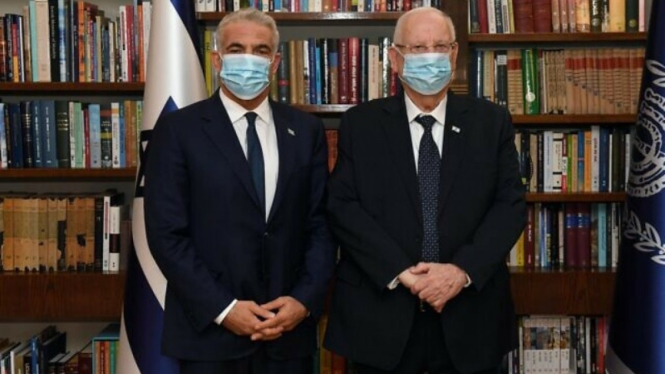 Presiden Israel Reuven Rivlin (kanan) dan Pemimpin Partai Yesh Atid, Yair Lapid.