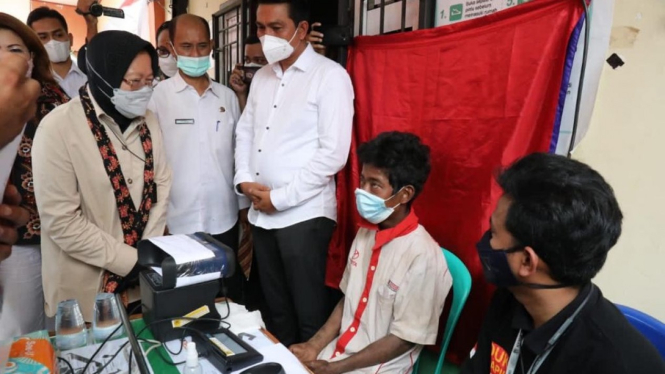 Mensos Tri Rismaharini pada 11 Maret 2021 didampingi oleh Dirjen Adminduk Prof Zudan Kementerian Dalam Negeri.