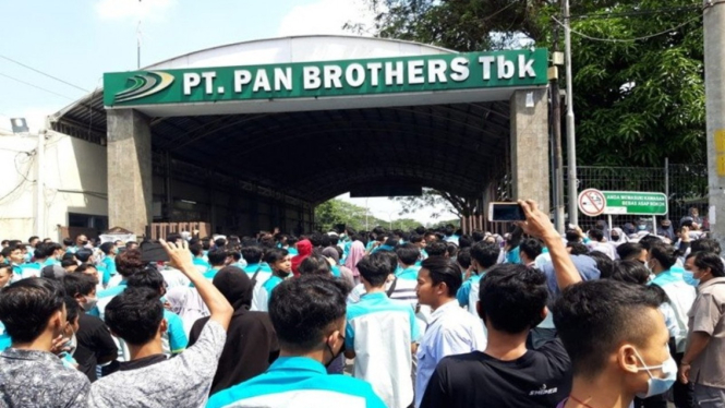 Ribuan buruh saat melakukan aksi tuntut gaji dibayarkan penuh di depan PT Pan Brothers Tbk di Desa Butuh Mojosongo Boyolali, Rabu 5 Mei 2021.