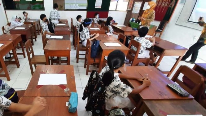 Sejumlah siswa SD Negeri Cemara Dua, Solo, Jawa Tengah, mengikuti pembelajaran secara tatap muka pada Rabu, 5 Mei 2021.