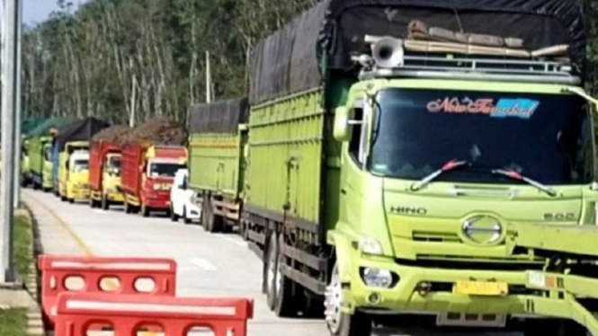 Antrean kendaraan menjelang pintu tol Mesuji, Lampung.