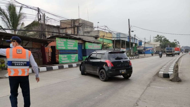 Kendaraan pemudik diputarbalik di perbatasan Tangerang-Serang