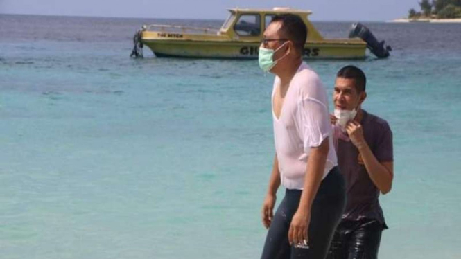Gubernur Nusa Tenggara Barat, Zulkieflimansyah berenang pakai masker