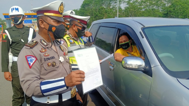 Petugas gabungan menyekat pemudik yang masuk wilayah Malang, Jawa Timur.