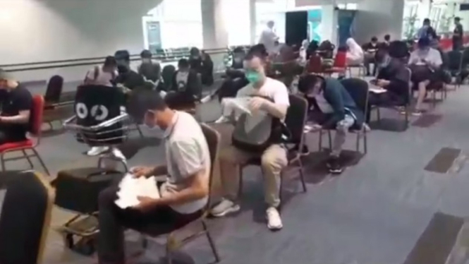 Puluhan warga China tiba di Bandara Soekarno-Hatta