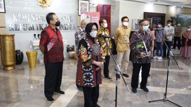 Mensos Risma didampingi Dirjen Rehabilitasi Sosial Harry Hikmat Jakarta, Jumat (07/05/2021).