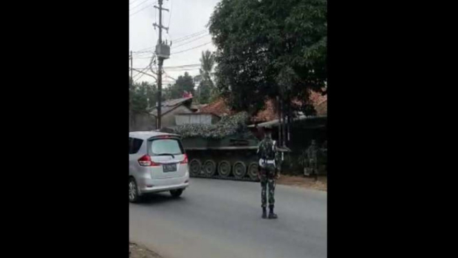 VIVA Militer: Tank TNI hadang pemudik