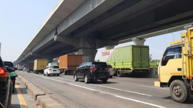 Arus kendaraan di titik penyekatan mudik Kilometer 31 Jalan Tol Jakarta-Cikampek arah Cikampek terpantau lancar pada Jumat, 7 Mei 2021.