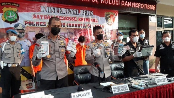 Polres Jakarta Selatan mengungkapkan pencurian brankas minimarket.