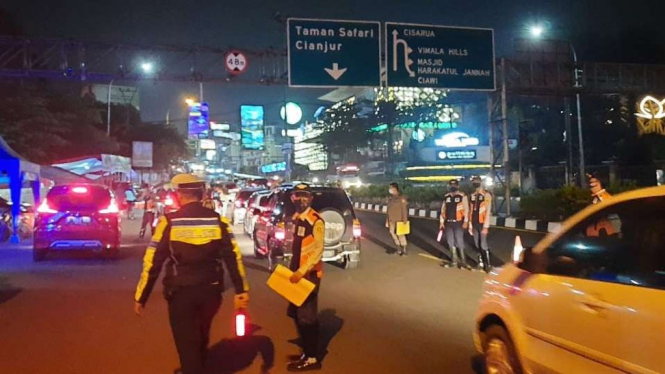 Petugas menyekat kendaraan di Gadog, Puncak, Bogor, Jabar.