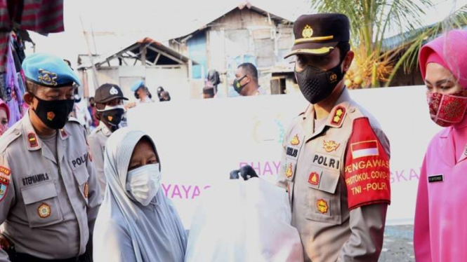 Kapolres Tanjung Priok AKBP Putu salurkan bantuan Kapolri ke warga