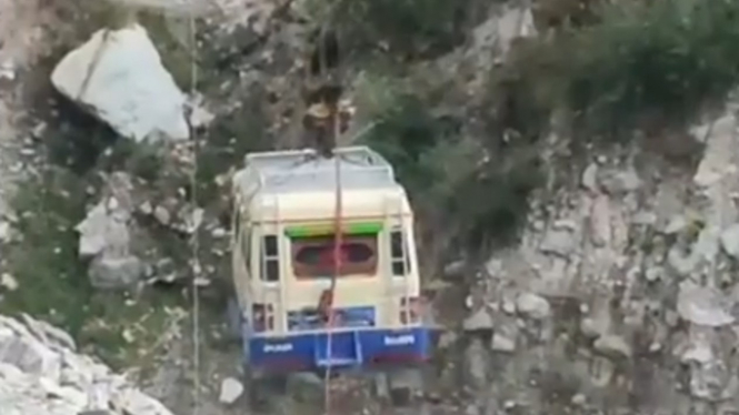 Bus menyeberangi lembah dengan cara tidak biasa