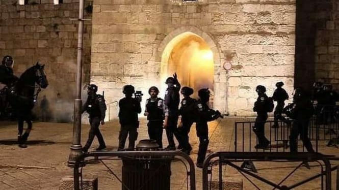 Aparat Israel saat menyerang jemaah muslim di komplek Masjid Al Aqsa beberapa waktu lalu.