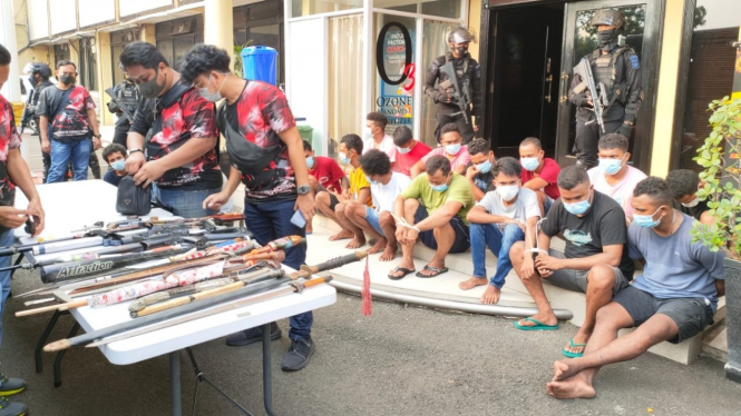 Barang bukti yang diamankan dalam penggerebekan Kampung Ambon, Jakbar.